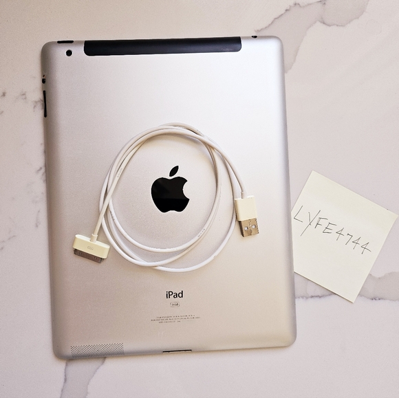 Apple iPad 2 + Charging Cable - Picture 3 of 14